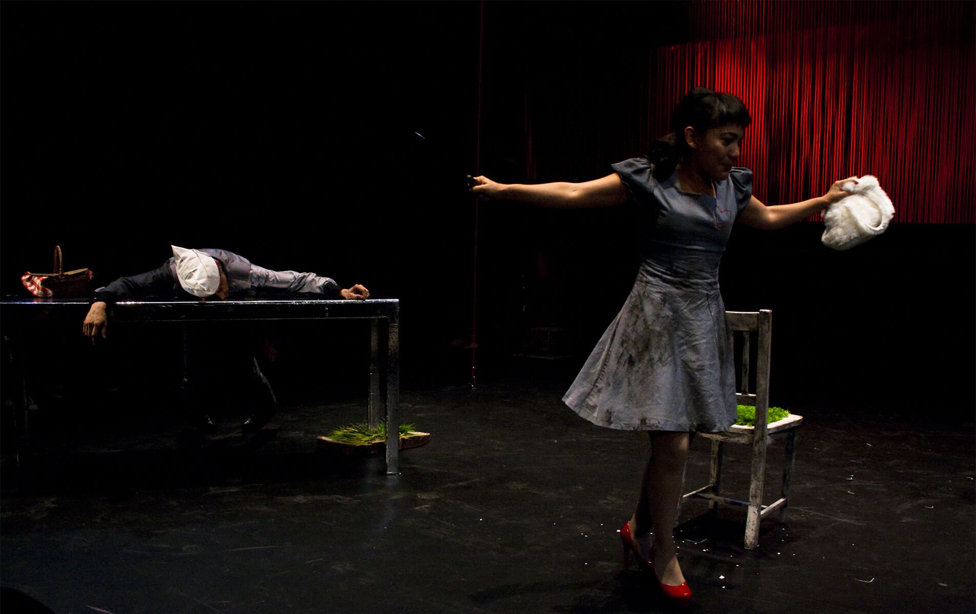 Escena 5 de La Chica Conejita dirigida por Gabriela Ochoa
