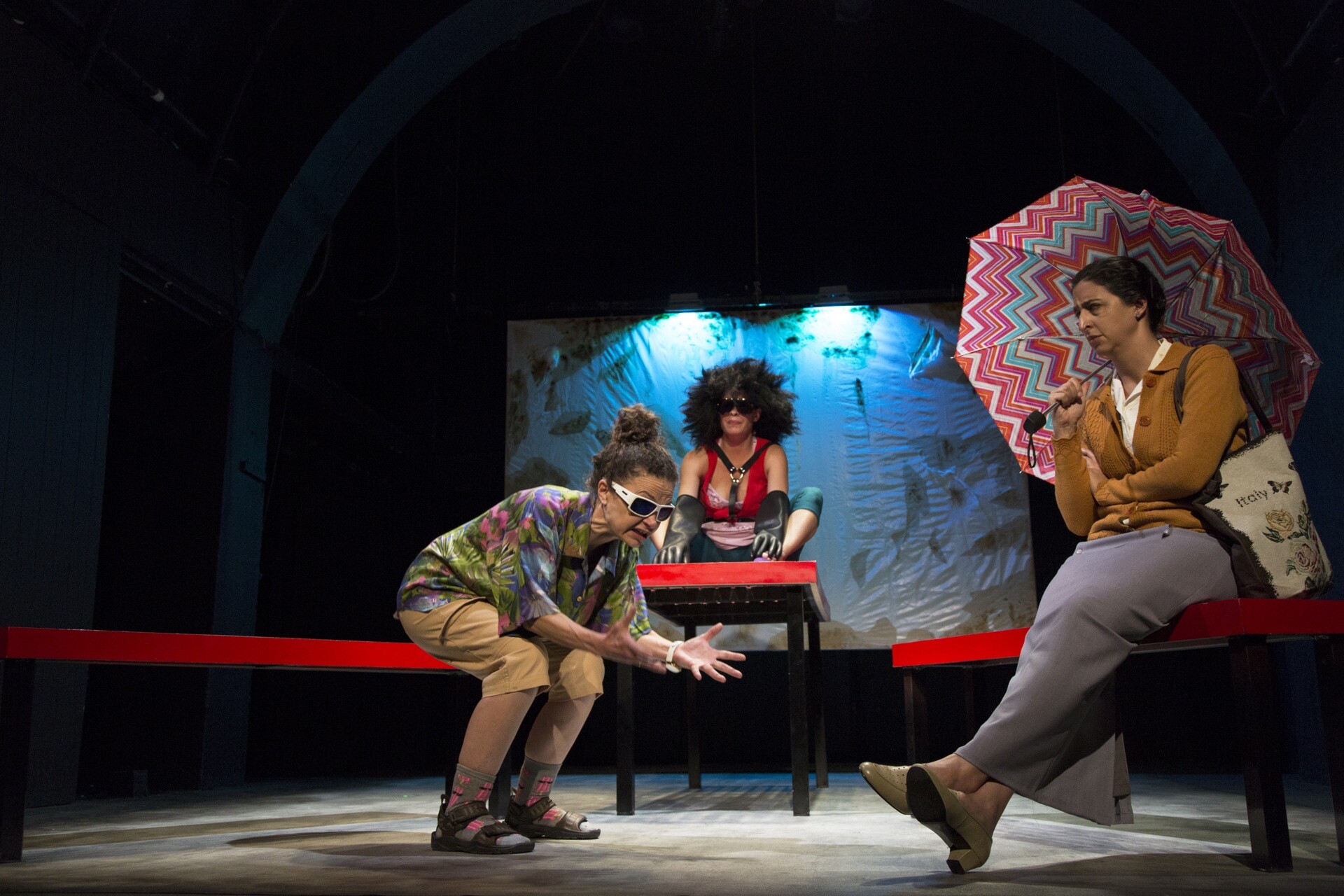 Escena 2 de Las Partículas de Dios dirigida por Gabriela Ochoa