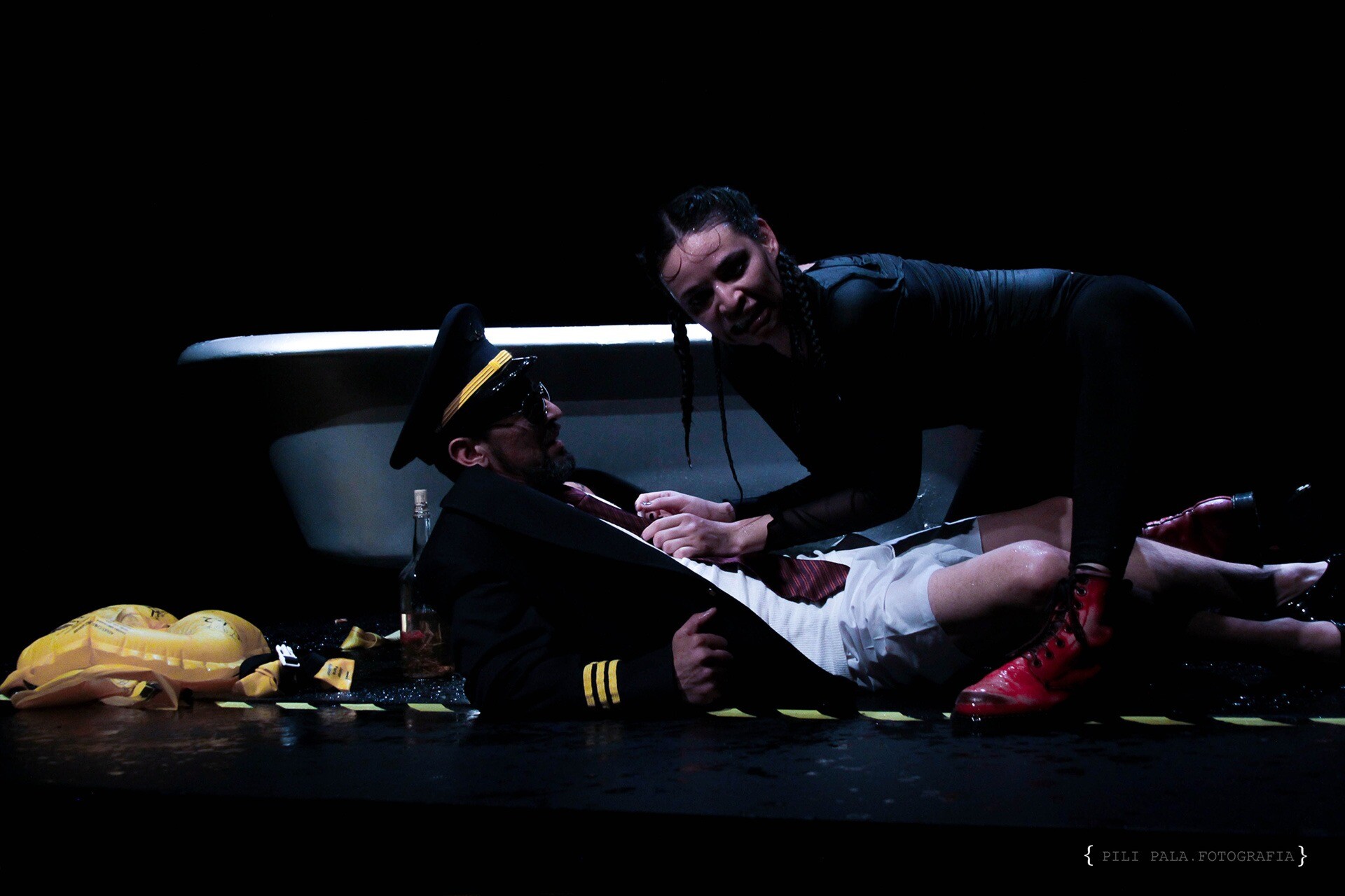 Escena 5 de Sin Paracaídas dirigida por Gabriela Ochoa